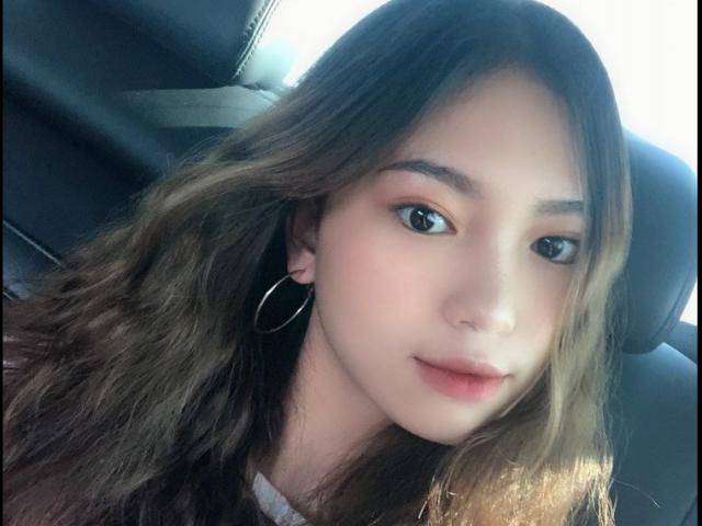 Làm đẹp - Biết cách trang điểm giúp cô gái này xinh hơn theo thời gian