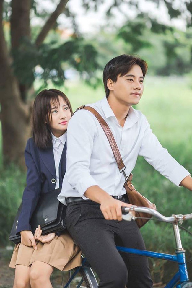 Trong MV &#34;Em gái mưa&#34; của Hương Tràm, Mai Tài Phến đóng vai thầy giáo và vai nữ sinh do Thanh Vy thủ vai.