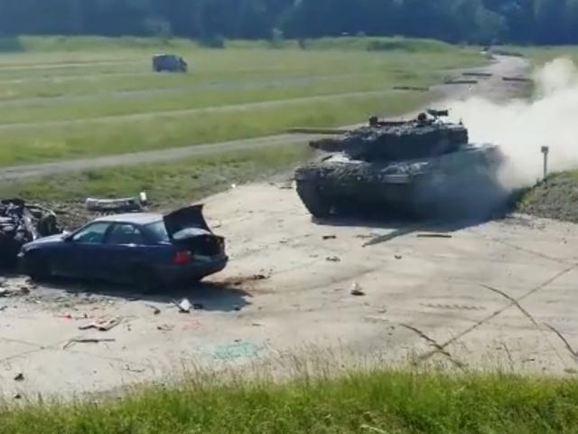 Media - Xe tăng Leopard 2A4 phóng tốc độ cao nghiền nát ô tô trong nháy mắt
