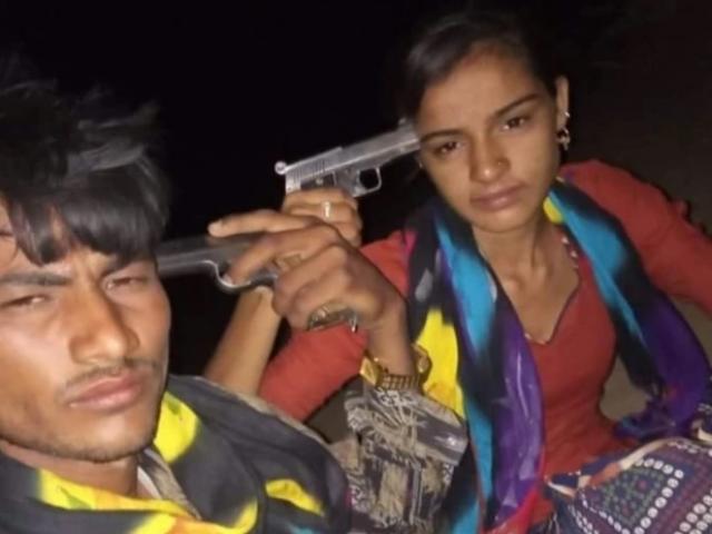 Thế giới - Ấn Độ: Bi kịch gây bàng hoàng sau bức ảnh cặp đôi selfie với súng
