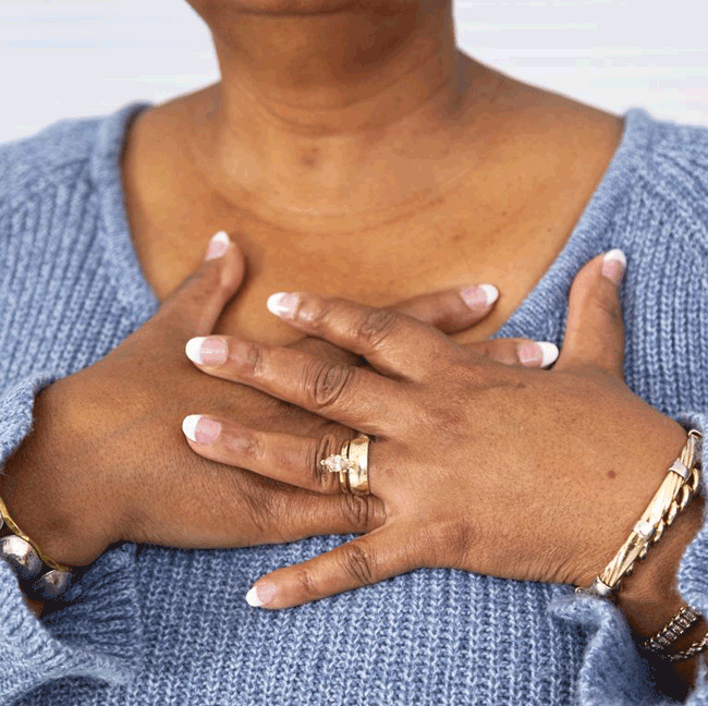 8. Đau ngực: Khi bạn đang bị đau ngực, tâm trí của bạn ngay lập tức chuyển sang mọi thứ từ khó tiêu đến đau tim. Trong những trường hợp hiếm hoi, nó cũng có thể là dấu hiệu của ung thư da.