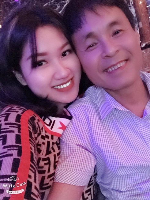 Chuyện tình ngọt ngào của ông chủ quán karaoke và vợ kém 30 tuổi - 1