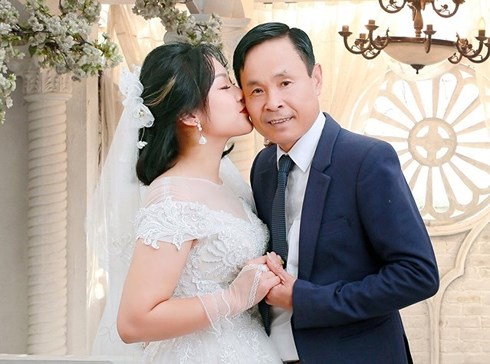 Chuyện tình ngọt ngào của ông chủ quán karaoke và vợ kém 30 tuổi - 2