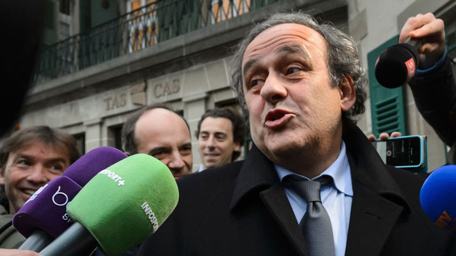 Chấn động bóng đá: Huyền thoại Platini bị cảnh sát tạm giữ vì nghi án hối lộ - 1