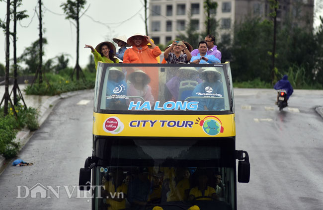 Clip: Khách Tây hào hứng đội mưa đi xe buýt 2 tầng ngắm Hạ Long - 10