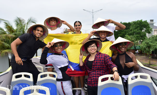 Clip: Khách Tây hào hứng đội mưa đi xe buýt 2 tầng ngắm Hạ Long - 12