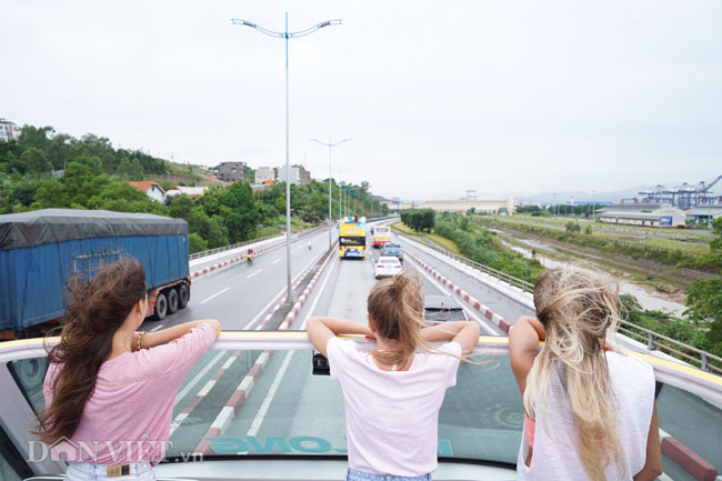 Clip: Khách Tây hào hứng đội mưa đi xe buýt 2 tầng ngắm Hạ Long - 13