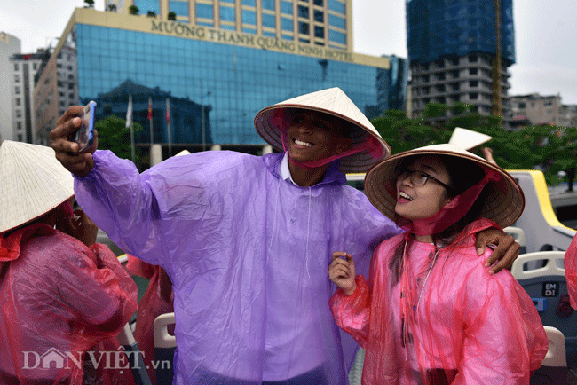 Clip: Khách Tây hào hứng đội mưa đi xe buýt 2 tầng ngắm Hạ Long - 3