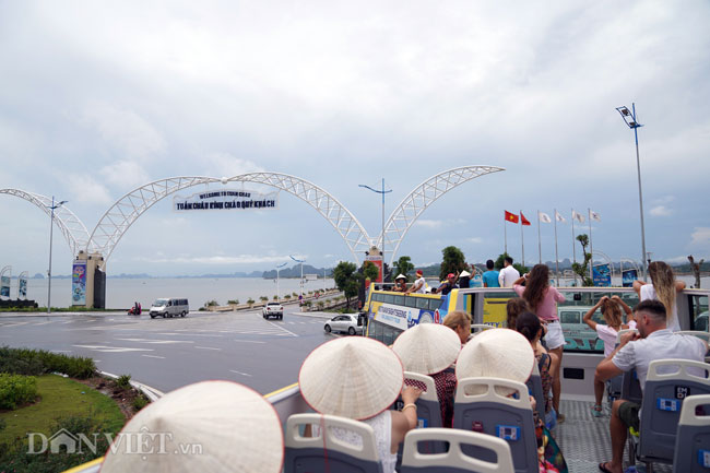 Clip: Khách Tây hào hứng đội mưa đi xe buýt 2 tầng ngắm Hạ Long - 6