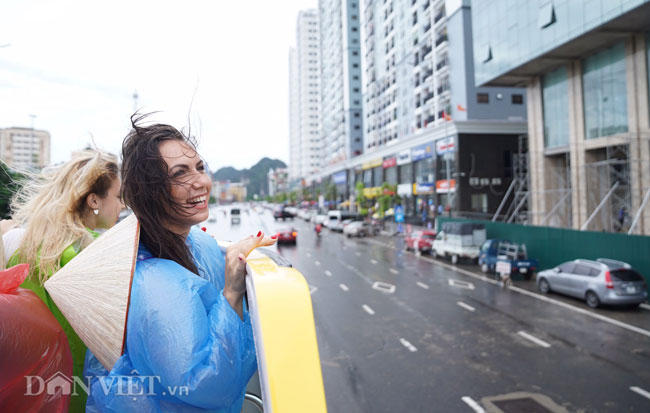 Clip: Khách Tây hào hứng đội mưa đi xe buýt 2 tầng ngắm Hạ Long - 7