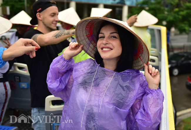 Clip: Khách Tây hào hứng đội mưa đi xe buýt 2 tầng ngắm Hạ Long - 8