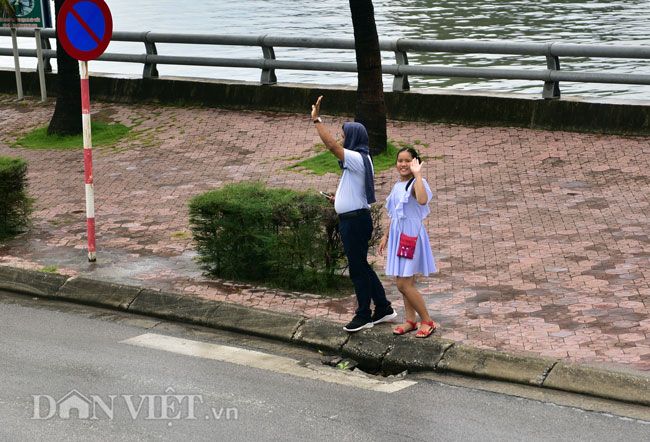 Clip: Khách Tây hào hứng đội mưa đi xe buýt 2 tầng ngắm Hạ Long - 9