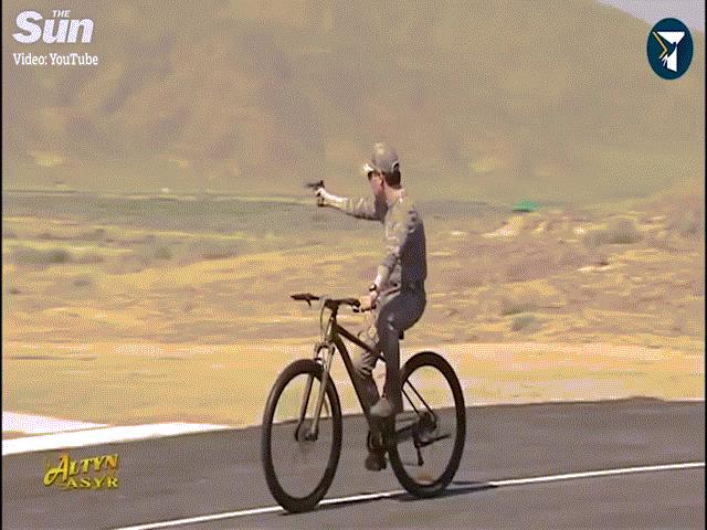 Thế giới - Tổng thống Turkmenistan vừa đạp xe vừa bắn súng điêu luyện