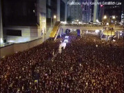 Thế giới - Kì diệu: 2 triệu người biểu tình Hong Kong tách đôi cho xe cứu thương đi qua