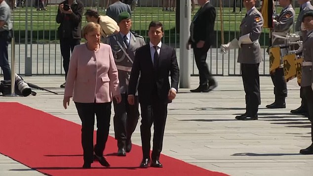 Thủ tướng Đức bị choáng, người rung bần bật khi đứng cạnh Tổng thống Ukraine - 1