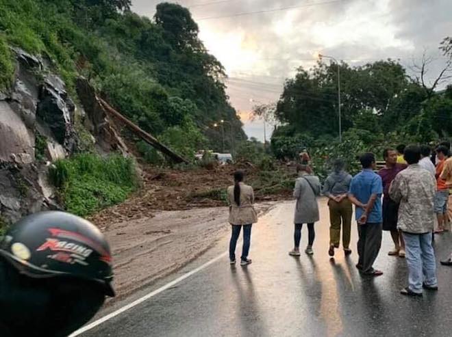 Không thể vượt qua đèo Bảo Lộc, xe lên Đà Lạt &#34;chôn chân&#34; kéo dài hàng chục km - 1