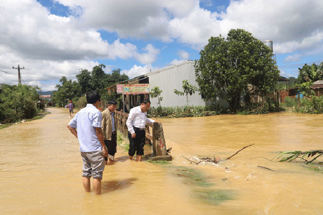 Lâm Đồng: Lũ lớn nhấn chìm nhà dân trong biển nước - 1