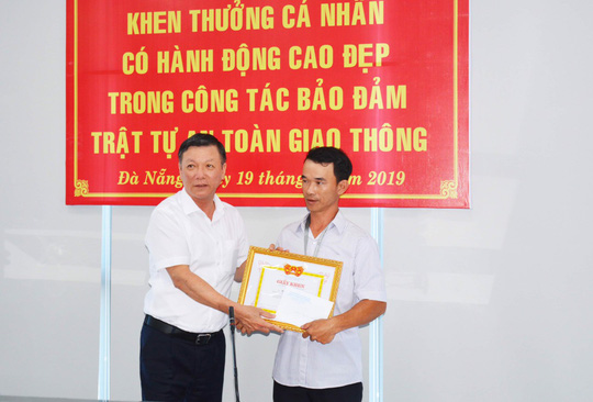 Anh thợ đá đục mảng bê tông trên quốc lộ 1 được tặng Giấy khen - 2