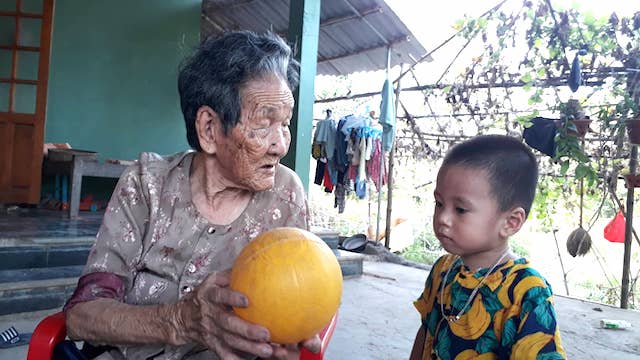 Cụ bà Quảng Trị 102 tuổi có 188 người con, cháu và bàn chân giao chỉ - 1