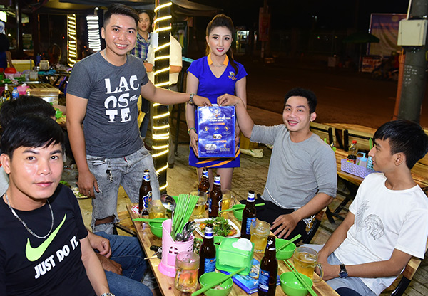 Thùy Minh, MC Quốc Khánh kêu gọi bạn trẻ thu gom, tái chế nắp chai hỗ trợ cộng đồng - 4