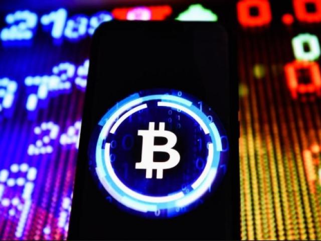 Kinh doanh - Bitcoin tăng sốc, &quot;dân chơi&quot; lãi gấp đôi nếu kiên trì nắm giữ từ đầu năm