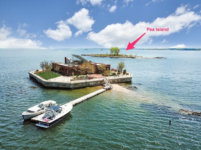 Hai hòn đảo nằm cách nhau 0,2 hải lý và được rao bán với giá 13 triệu USD (hơn 300 tỷ VND)