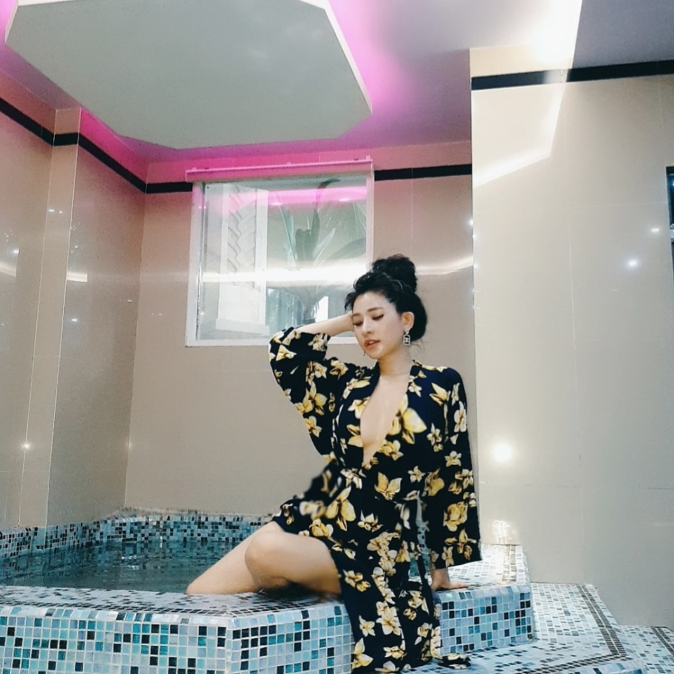 Vợ cũ Hồ Quang Hiếu mặc hở bạo, khoe body nóng bỏng sau ly hôn - 3