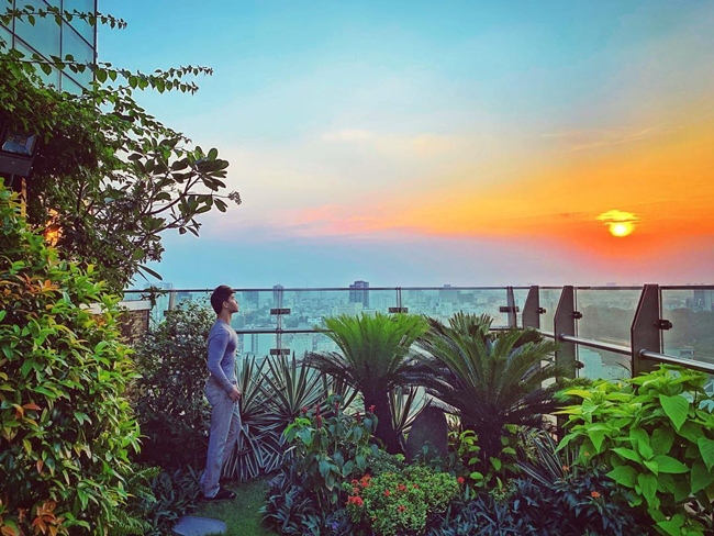 Khu vườn trên cao rộng 100m2 là góc "sống ảo" yêu thích của Nathan Lee. Nhiều người hâm mộ ấn tượng với khu vườn trên cao thoáng mát, có tầm nhìn hướng ra toàn cảnh trung tâm Sài Gòn của nam ca sĩ.
