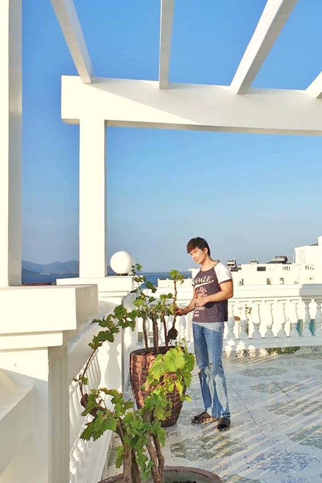 Đầu tháng 3 vừa qua, Nathan Lee tiết lộ căn biệt thự vẫn đang trong quá trình hoàn thiện nên chỉ trồng cây xanh trên xây thượng. &#34;Chuẩn bị trồng cho mẹ cả một vườn hồng nhé. Mình tự trồng hết đấy, số làm nông dân, thích trồng cây&#34;, anh chia sẻ. Vốn là người yêu thích cây cảnh, Nathan Lee đều tự tay mua, trồng từng loại cây trên sân thượng từ căn villa ở Tp.HCM tới biệt thự ven biển ở Vũng Tàu.