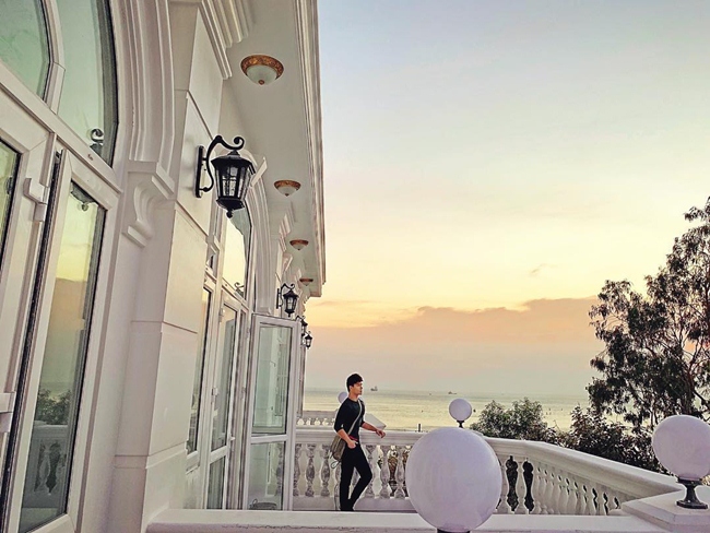 Ngoài căn villa sang trọng ở Sài Gòn, từ đầu năm 2018, Nathan Lee và mẹ còn đầu tư xây biệt thự rộng 2000m2 nhìn ra biển Vũng Tàu. Đây là &#34;căn nhà trong mơ&#34; có view tuyệt đẹp lưng tựa núi, mặt tiền nhìn ra biển của cựu người mẫu 8X.