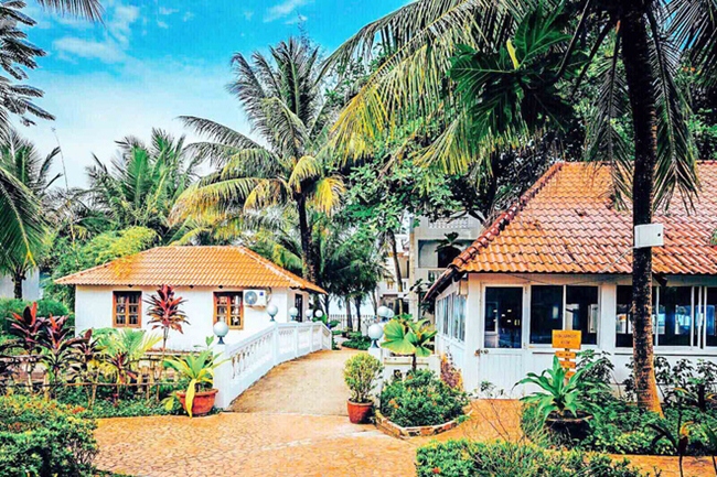 Resost của gia đình anh có một hồ bơi 5 sao đẹp lung linh, 40 căn villa lớn nhỏ và một nhà hàng trên biển.