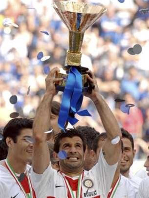 24 giờ nữa siêu sao huyền thoại MU, Rio Ferdinand sẽ đến Việt Nam - 3