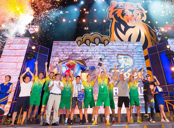 24 giờ nữa siêu sao huyền thoại MU, Rio Ferdinand sẽ đến Việt Nam - 8