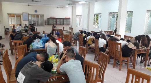 93 nam, nữ thanh niên bay lắc quay cuồng trong quán karaoke &#34;Bóng ma&#34; - 1