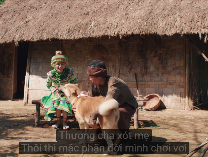 Hoàng Thùy Linh mặc váy dân tộc đi giày thể thao: Râu nọ cắm cằm kia? - 1