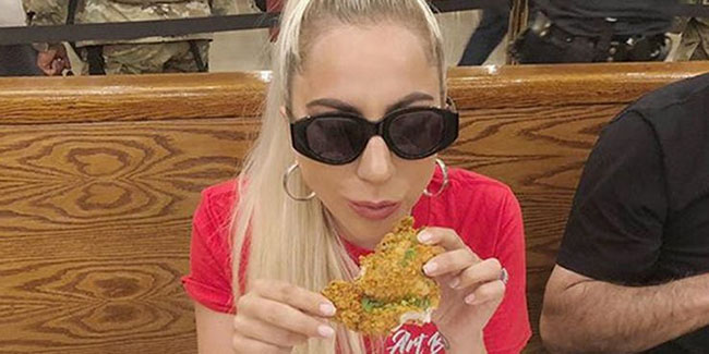 1.Lady Gaga

Theo trang Gagopedia, Lady Gaga thích kẹo đào, kẹo dẻo, cô cũng thường xuyên ăn mì ống và pannacotta. Bên cạnh đó, tình yêu dành cho món pizza do đích thân cha cô làm vẫn luôn là thứ tuyệt vời nhất.