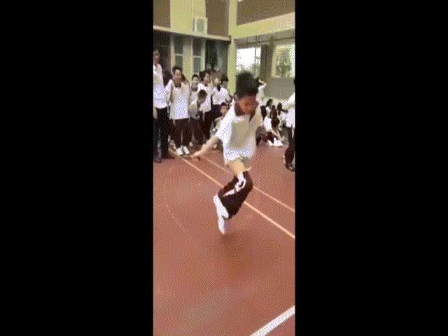 Bạn trẻ - Cuộc sống - Dù có tụt quần cũng không thể để trượt môn thể dục