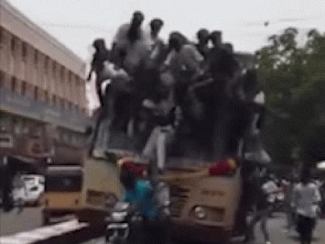 Media - Nhóm thanh niên ngã nhào xuống đường vì ngồi chồng chất trên nóc xe