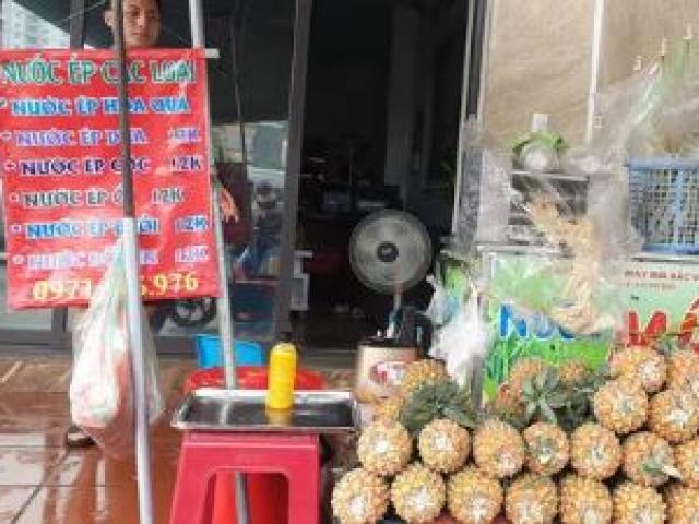 Thị trường - Tiêu dùng - Nước trái cây ép nguyên chất giá rẻ "cháy hàng" ngày nắng nóng: "Ra bao nhiêu hết bấy nhiêu"