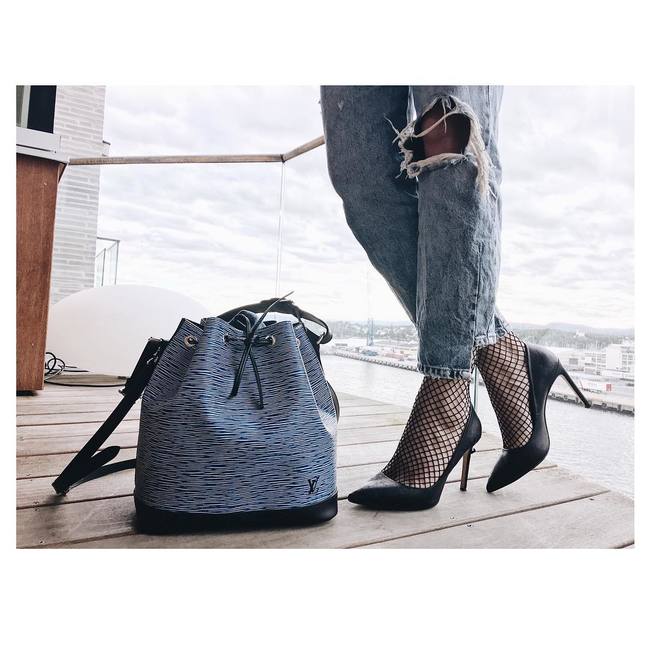 Katharina thích cập nhật những xu hướng thời trang mới nhất và ưa chuộng túi Louis Vuitton. Giá trị chiếc túi này được ước tính là 1.900 USD &#40;khoảng 45 triệu VND&#41;