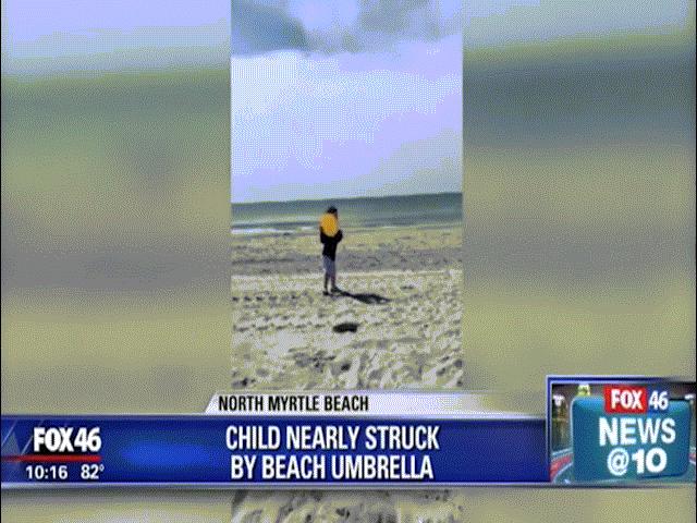 Phi thường - kỳ quặc - Rợn người cảnh chiếc ô khổng lồ có cán sắc nhọn lao về phía bé trai