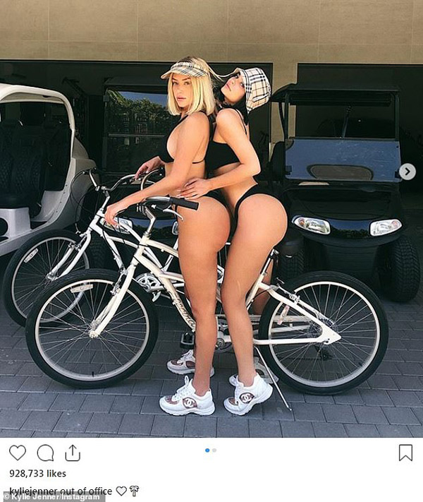 Xu hướng đồ theo cặp gây bão của nữ tỷ phú và hội bạn thân - 1