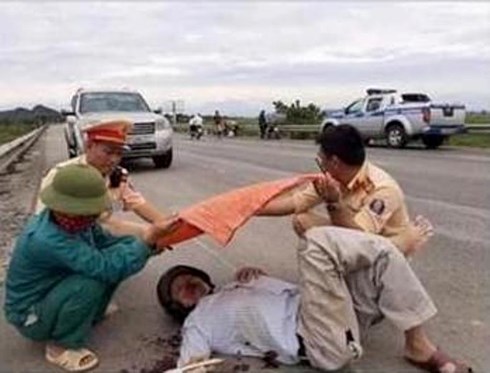 Thiếu tá CSTG nói về bức ảnh &#39;đội nắng cứu người&#39; gây sốt cộng đồng mạng - 1