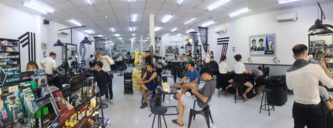 Tiệm tóc bình dân lao đao trước trải nghiệm cắt tóc nam kiểu mới - 5