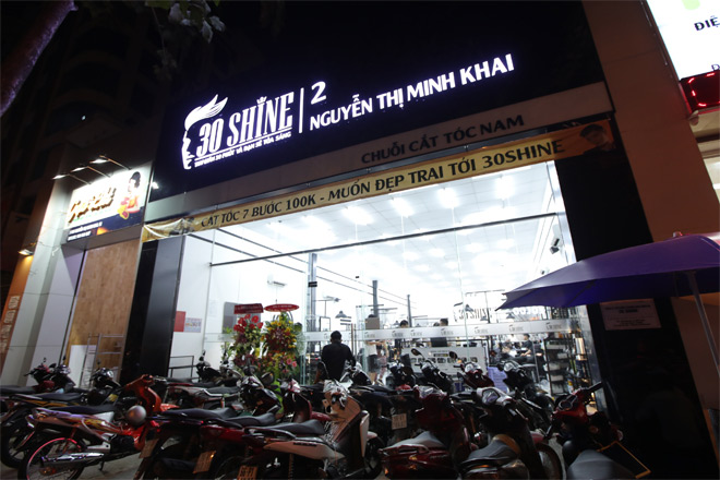 Tiệm tóc bình dân lao đao trước trải nghiệm cắt tóc nam kiểu mới - 4