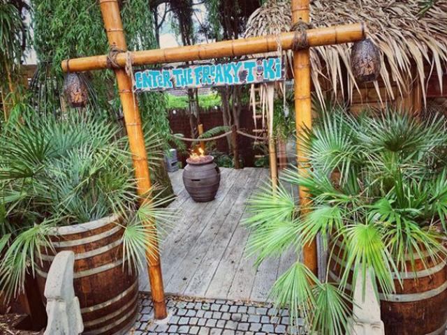 Kinh doanh - Lương ít ỏi, người chồng tự “xây” cả hòn đảo Hawaii trị giá cả tỷ tặng vợ