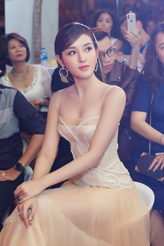 Á hậu Huyền My đang&nbsp;không ngừng nỗ lực học hỏi và hoàn thiện bản thân. Hồi năm 2018, cô&nbsp;tham gia bộ phim điện ảnh đầu tay có tên &#34;Bridge of cloud - Cầu Mây&#34;, được sản xuất bởi một trong những công ty truyền thông hàng đầu của Myanmar&#34;. Vẻ đẹp của Huyền My khi đó đã&nbsp;gây sốt tại Myanmar.