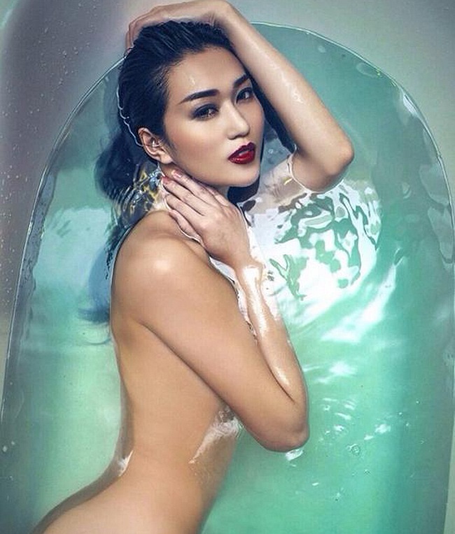 Cách đây 1 năm, Khánh My trở thành cái tên hot khi được tờ Sina của Trung Quốc đăng tải với lời khen ngợi về nhan sắc. Theo đó, Sina giật tit &#34;Việt Nam đệ nhất mỹ nữ, nữ minh tinh hàng đầu&#34; kèm bộ ảnh gợi cảm của người đẹp 9X.