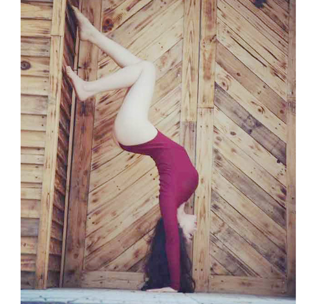 Khác với nhiều người đẹp khác, Quỳnh Nga không chỉ tập yoga thông thường mà cô đã trải nghiệm yoga đung đưa trên võng hay còn gọi là yoga bay.