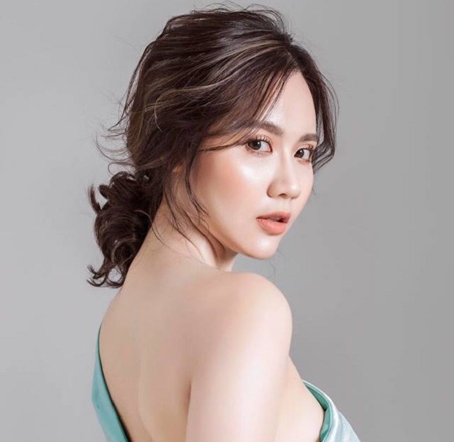Để giảm eo, cô mát-xa kết hợp với đắp rượu gừng thuốc mỗi tuần 3 lần. Tinh chất Gingerol trong gừng thuốc có tính nóng nên khi sử dụng và kết hợp mát-xa sẽ tạo ra nhiệt lượng, giúp cơ thể tiêu hao mỡ thừa nhanh chóng.